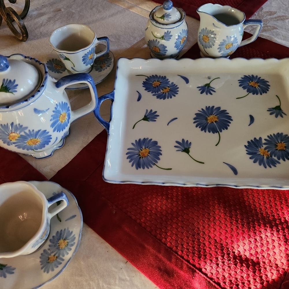 Tea Set - Picture 2 of 5